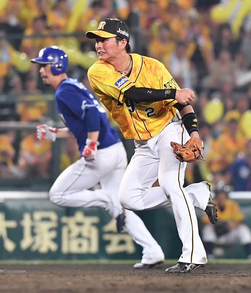 阪神対中日　7回表中日1死二、三塁、福田永将の遊ゴロを本塁へ送球しダヤン・ビシエドを刺す北條史也（撮影・上田博志）