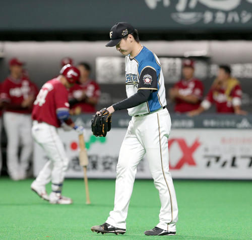 日本ハム対楽天　3回表楽天無死二塁、茂木に勝ち越しとなる中前適時打を打たれる日本ハム有原（撮影・佐藤翔太）