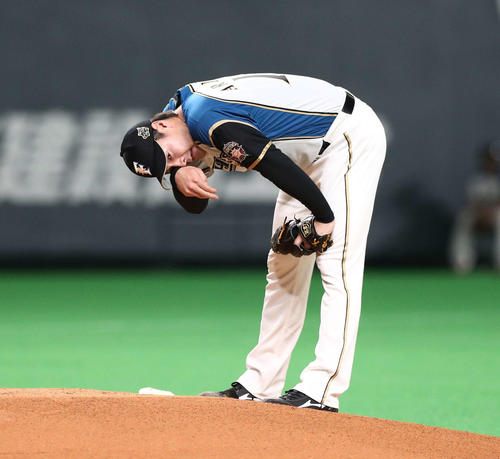 日本ハム対楽天　1回表楽天1死一塁、島内に四球を与え汗を拭く有原（撮影・黒川智章）