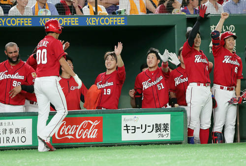 巨人対広島　7回表広島無死一、二塁、磯村の適時打で生還した曽根（00番）を笑顔で出迎える野村（中央）らナイン（撮影・垰建太）