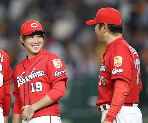 巨人対広島　試合後、勝利投手の野村（左）は緒方監督に笑顔を見せる（撮影・河野匠）
