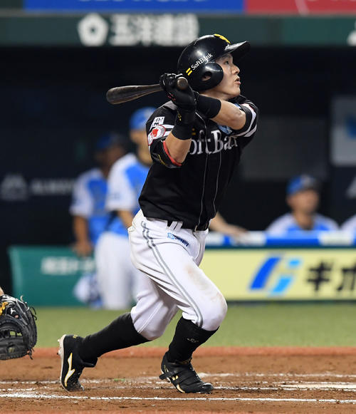 西武対ソフトバンク　7回表ソフトバンク2死一、三塁、中前に2点適時二塁打を放つ牧原（撮影・たえ見朱実）