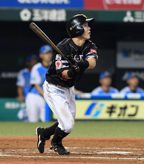 西武対ソフトバンク　7回表ソフトバンク2死一、三塁、中前に2点適時二塁打を放つ牧原（撮影・たえ見朱実）