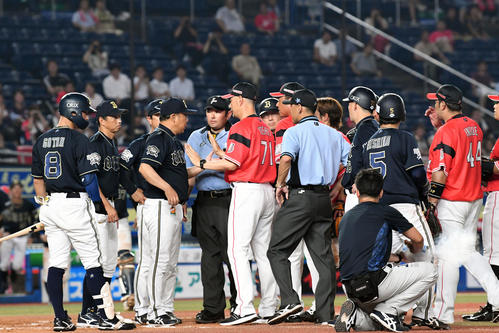 ロッテ対オリックス　7回表オリックス2死、西野への死球で両軍入り乱れる（撮影・滝沢徹郎）