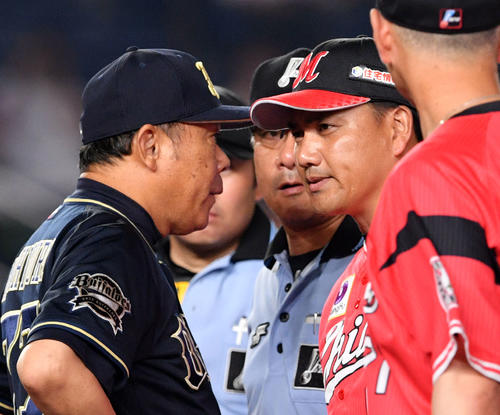 ロッテ対オリックス　8回裏表、オリックス西野への2度目の死球で両軍入り乱れ、険しい表情で話すオリックス西村徳文監督（左）とロッテ井口監督（右奥）（撮影・滝沢徹郎）