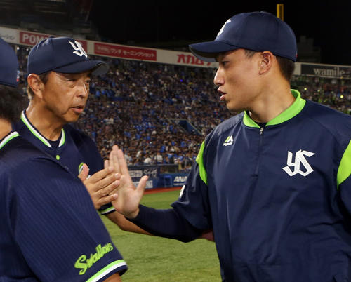 DeNA対ヤクルト　試合後、山田大樹（右）とタッチを交わす小川監督（撮影・狩俣裕三）