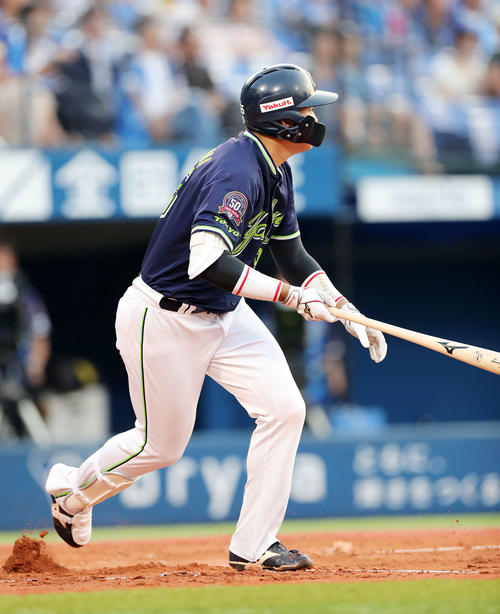 DeNA対ヤクルト　2回表ヤクルト無死、村上は左越え本塁打を放つ（撮影・鈴木正人）