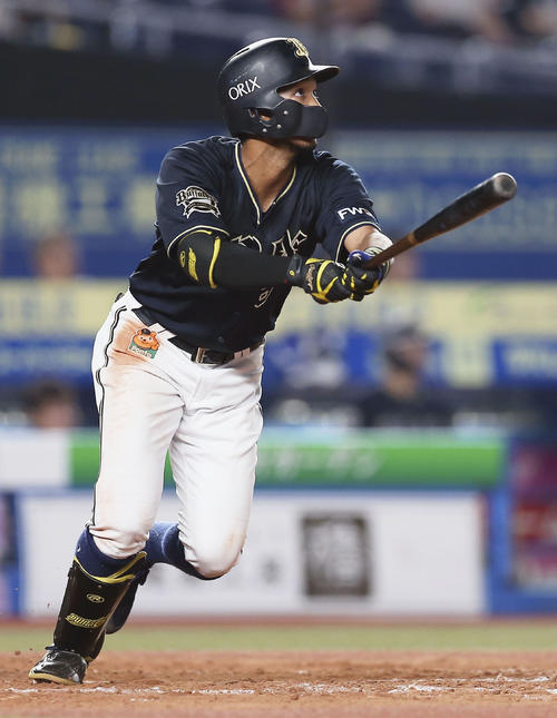 8回オリックス1死二塁、宗が右中間に2ランを放つ（共同）