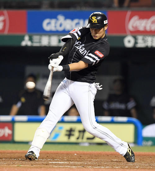西武対ソフトバンク　5回表ソフトバンク無死一、二塁、右越えに3点本塁打を放つ上林（撮影・たえ見朱実）
