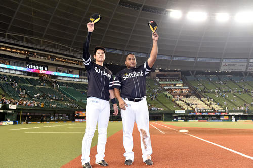 西武対ソフトバンク　この日24歳の誕生日を迎えたソフトバンク上林誠知（左）は、デスパイネとファンにあいさつ（撮影・たえ見朱実）