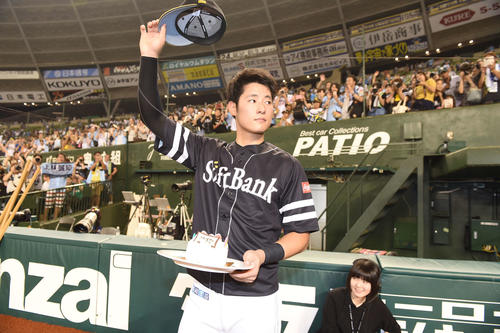 西武対ソフトバンク　この日24歳の誕生日を迎えたソフトバンク上林誠知はファンの声援に手を振って応える（撮影・たえ見朱実）