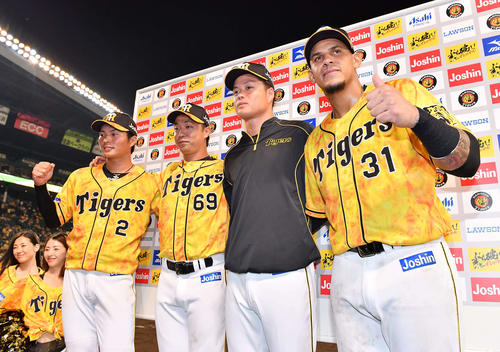 お立ち台でポーズを決める、右からマルテ、守屋、島本、北條（撮影・上田博志）