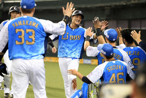 西武対ソフトバンク　2回裏、プロ初打点を挙げた西武佐藤（中央）はナインと笑顔でハイタッチ（撮影・たえ見朱実）