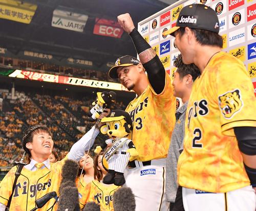 阪神対中日　お立ち台で拳を突き上げるマルテ（撮影・上田博志）