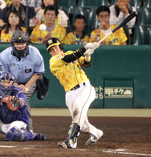 阪神対中日　8回裏阪神2死一、二塁、梅野は中前適時打を放つ（撮影・加藤哉）