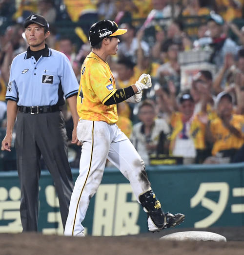 阪神対中日　8回裏阪神2死一、二塁、梅野隆太郎は中前適時安打を放ちガッツポーズ（撮影・奥田泰也）
