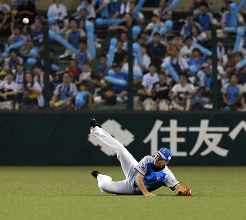 西武対ソフトバンク　7回表ソフトバンク2死一、三塁、牧原の飛球を捕球出来ず2点適時打とする秋山（撮影・たえ見朱実）