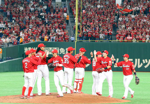 巨人対広島　巨人に勝利し、タッチを交わす広島の選手たち（撮影・垰建太）