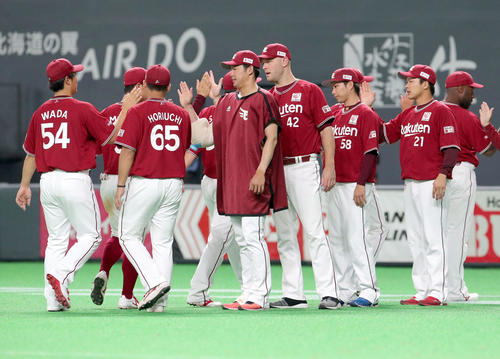 日本ハム対楽天　楽天ナインを出迎える右から釜田、辛島、ハーマン、森原（撮影・佐藤翔太）