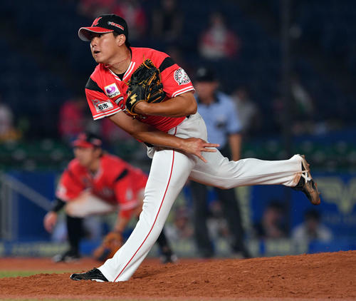 ロッテ対オリックス　プロ初勝利を挙げたロッテ東妻（撮影・滝沢徹郎）