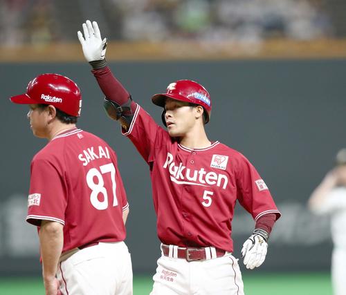 日本ハム対楽天　3回表楽天無死二塁、中前適時打を放ちベンチに向かってポーズをとる茂木（撮影・黒川智章）