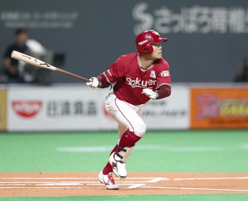 日本ハム対楽天　1回表楽天無死、右越え三塁打を放つ茂木（撮影・黒川智章）
