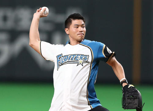 日本ハム対ソフトバンク　ファーストピッチセレモニーを行う陸上の小池（撮影・黒川智章）
