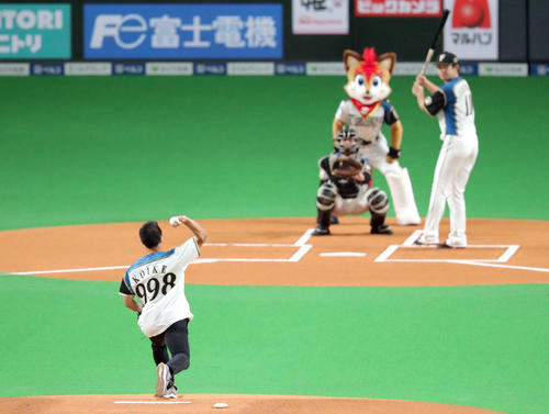 日本ハム対ソフトバンク　試合前、日本歴代2位タイとなる9秒98を表したユニホームでファーストピッチを務める小池祐貴（撮影・佐藤翔太）