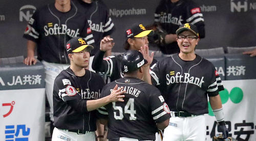 日本ハム対ソフトバンク　先制となる右前適時打を放ったソフトバンク・デスパイネを出迎える千賀（左）（撮影・佐藤翔太）