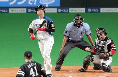日本ハム対ソフトバンク　6回裏日本ハム1死、四球を選び一塁に歩き出す清宮。投手はソフトバンク千賀（撮影・佐藤翔太）