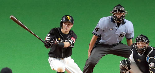 日本ハム対ソフトバンク　8回表ソフトバンク1死二塁、牧原は右前適時打を放つ。投手は日本ハム公文（撮影・佐藤翔太）