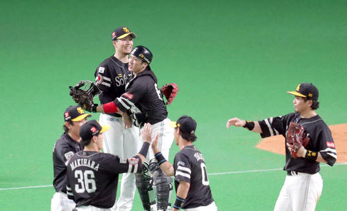 日本ハム対ソフトバンク　今季初完投初完封でソフトバンク甲斐と抱き合う千賀（左奥）（撮影・佐藤翔太）