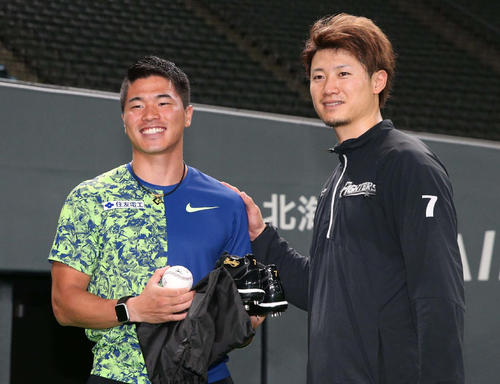 日本ハム対ソフトバンク　西川（右）と笑顔で記念撮影する陸上の小池（撮影・黒川智章）