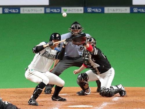日本ハム対ソフトバンク　5回裏日本ハム無死一塁、バントを失敗する石井。投手はソフトバンク千賀（撮影・佐藤翔太）