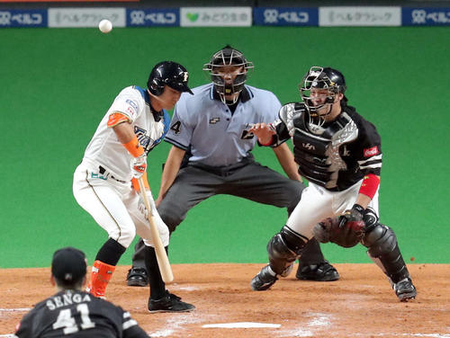 日本ハム対ソフトバンク　8回裏日本ハム無死一、二塁、バントを失敗する杉谷。投手千賀（撮影・佐藤翔太）