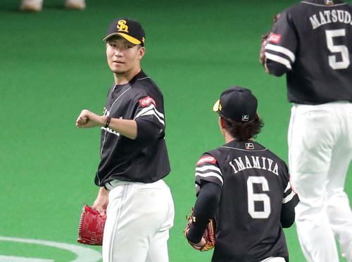 日本ハム対ソフトバンク　1回裏日本ハム2死、近藤を遊ゴロに仕留め今宮を出迎える千賀（撮影・佐藤翔太）