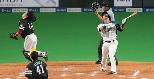 日本ハム対ソフトバンク　4回裏日本ハム2死一塁、中田は捕邪飛に終わる。投手はソフトバンク千賀（撮影・佐藤翔太）