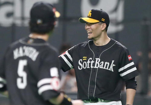 日本ハム対ソフトバンク　5回裏、走者を出すも無失点に抑え笑顔の千賀（撮影・黒川智章）