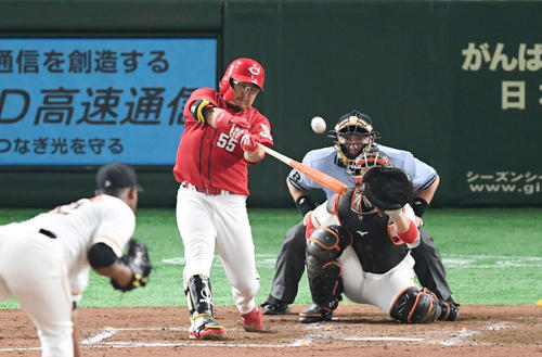 巨人対広島　4回表広島1死、右中間にソロ本塁打を放つ松山。投手メルセデス（撮影・加藤諒）