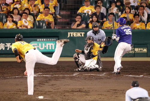 阪神対中日　4回表中日1死一塁、木下拓はこの試合2個目の死球を受ける（撮影・加藤哉）
