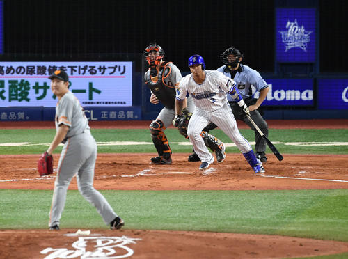 DeNA対巨人　6回裏DeNA1死満塁、ロペスは右翼へ2点適時二塁打を放つ。投手菅野（撮影・山崎安昭）