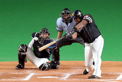 日本ハム対ソフトバンク　6回表ソフトバンク2死一、二塁、デスパイネは先制となる右前適時打を放つ（撮影・佐藤翔太）