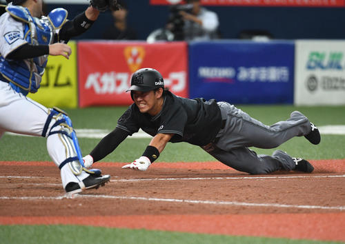 5回裏オリックス1死二、三塁、安達の左前打で二走西野はヘッドスライディングで本塁へ（撮影・渦原淳）（撮影・渦原淳）