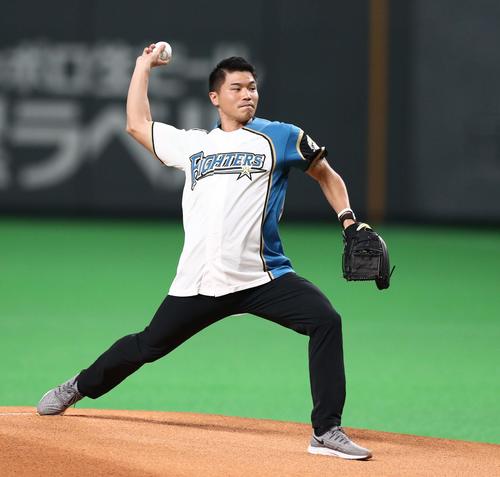 日本ハム対ソフトバンク　ファーストピッチセレモニーを行う陸上の小池祐貴（撮影・黒川智章）