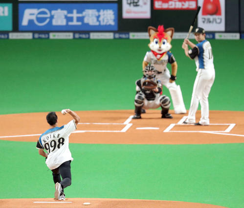 日本ハム対ソフトバンク　試合前、日本歴代2位タイとなる9秒98を表したユニホームでファーストピッチを務める小池祐貴（撮影・佐藤翔太）