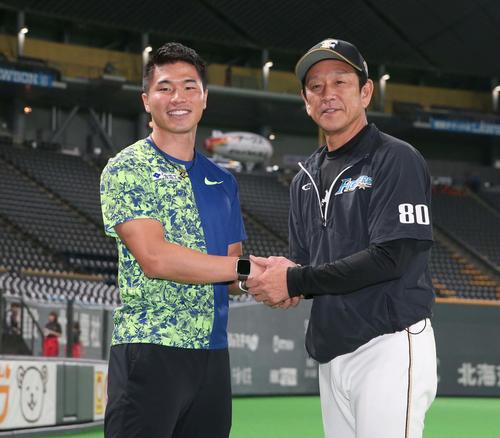 日本ハム対ソフトバンク　栗山監督（右）と握手する陸上の小池（撮影・黒川智章）