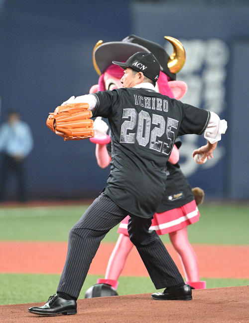 オリックス対西武　試合前、始球式を務めた松井一郎大阪市長（撮影・渦原淳）