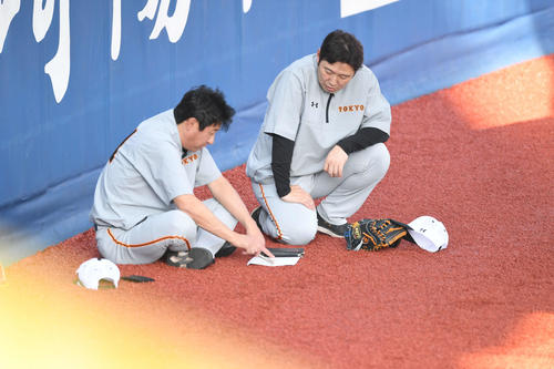 DeNA対巨人　試合前の練習中に話し込む宮本投手総合コーチ（左）と村田ブルペンコーチ（撮影・山崎安昭）