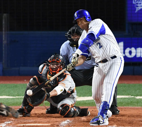 DeNA対巨人　6回裏DeNA1死満塁、ロペスは右翼へ2点適時二塁打を放つ。投手菅野（撮影・山崎安昭）