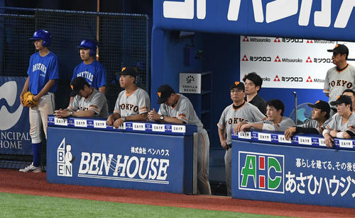 DeNA対巨人　9回表巨人の攻撃中に考え込む巨人原監督（中央）（撮影・山崎安昭）